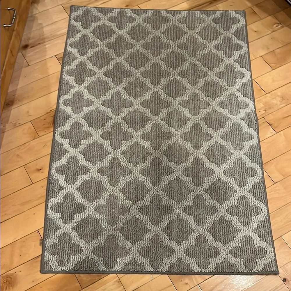 Tannish Gray Geometric Pattern Rug (29.5” x 46”)